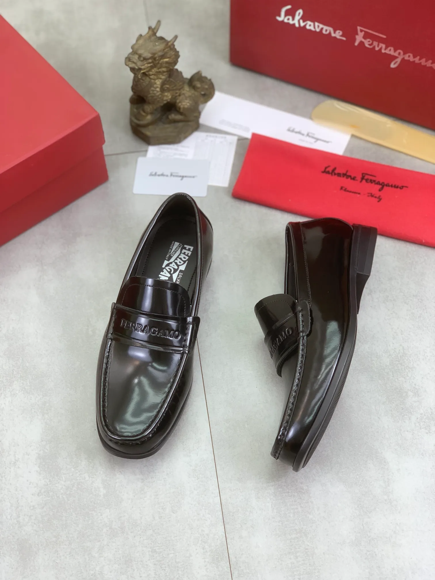 Men's Men's Shoes 💰P460💰[New Style] Water-dyed Niuli 🆘[Salvatore Ferragamo] Ferragamo's latest casual business leather shoes for men! Available at counters simultaneously! The fabric is made of specially imported original calfskin, and the interior is made of imported water-dyed cowhide. It is absolutely luxurious and leads the fashion trend. Matching code: 38-45; 3⃣️ colors available